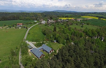 Letecký pohled na penzion a vesničku Pohoř, v pozadí Kozákov..