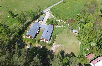 Letecký pohled na penzion a jeho areál..