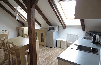 Společenská místnost s kuchyňskou linkou.